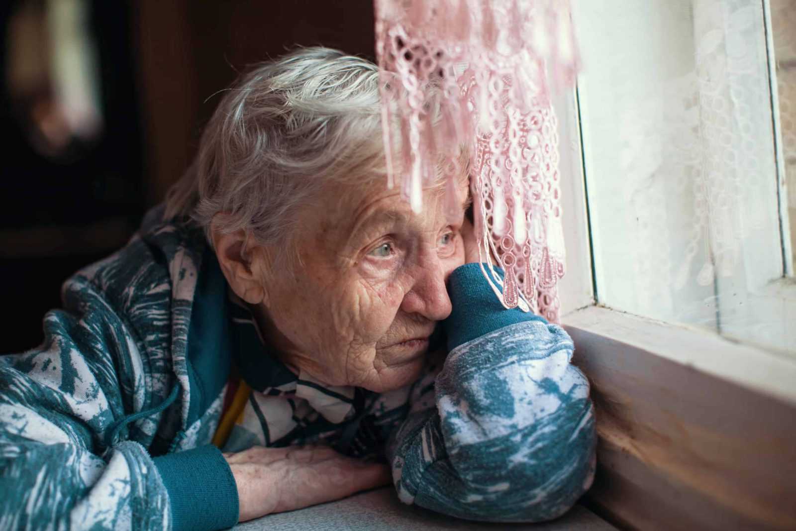 Одиночество людей в старости: причины, можно ли избежать