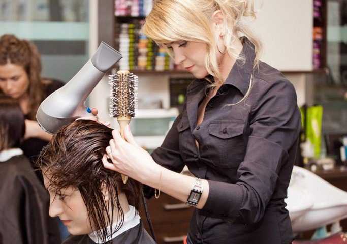 Профессия парикмахер: описание, плюсы и минусы, сколько зарабатывает в месяц, что должен знать, где можно выучиться, что делает