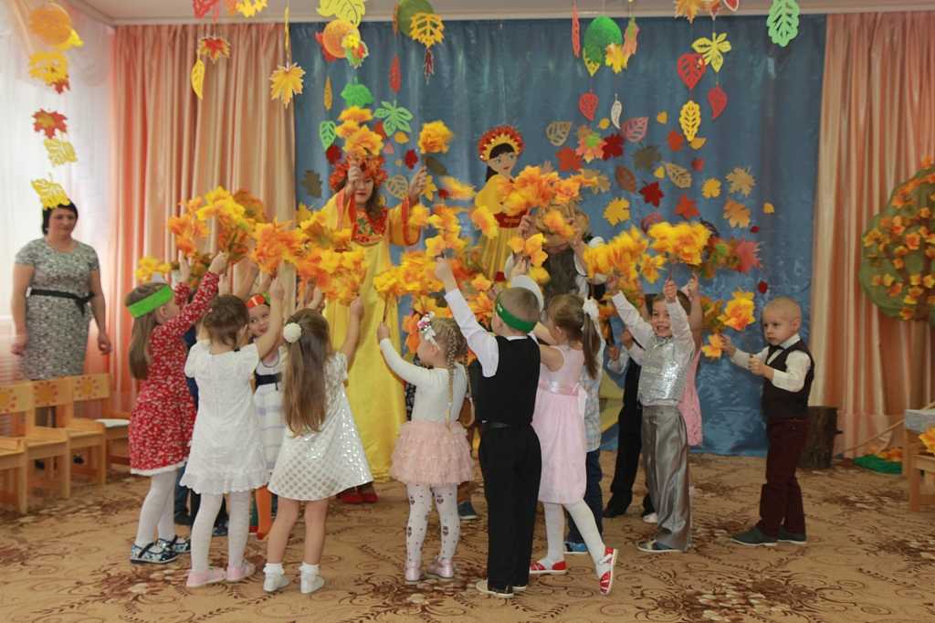 Осеннее оформление зала к праздникам. воспитателям детских садов, школьным учителям и педагогам - маам.ру