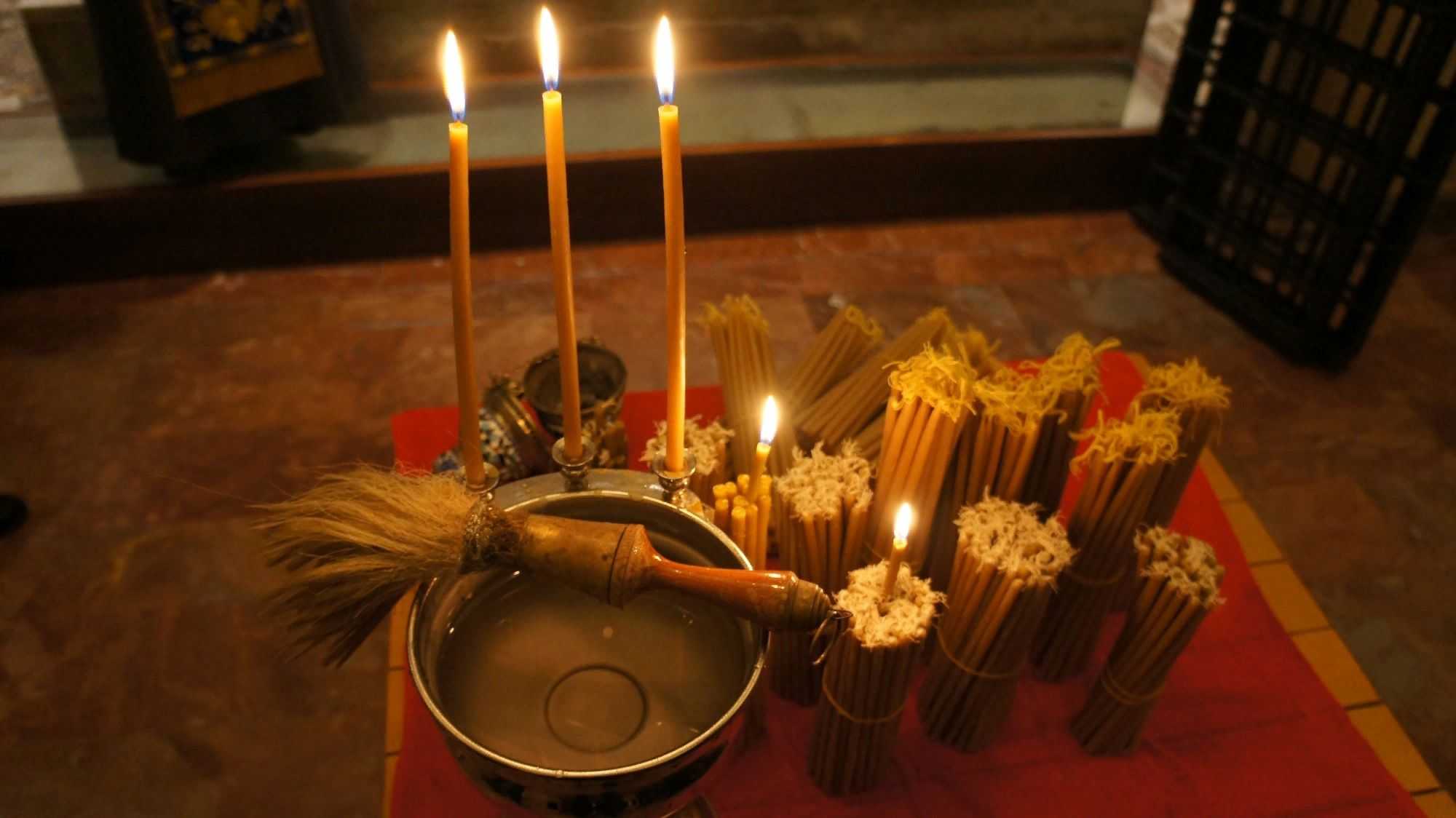Сила громничной свечи: православные верующие празднуют сретение господне