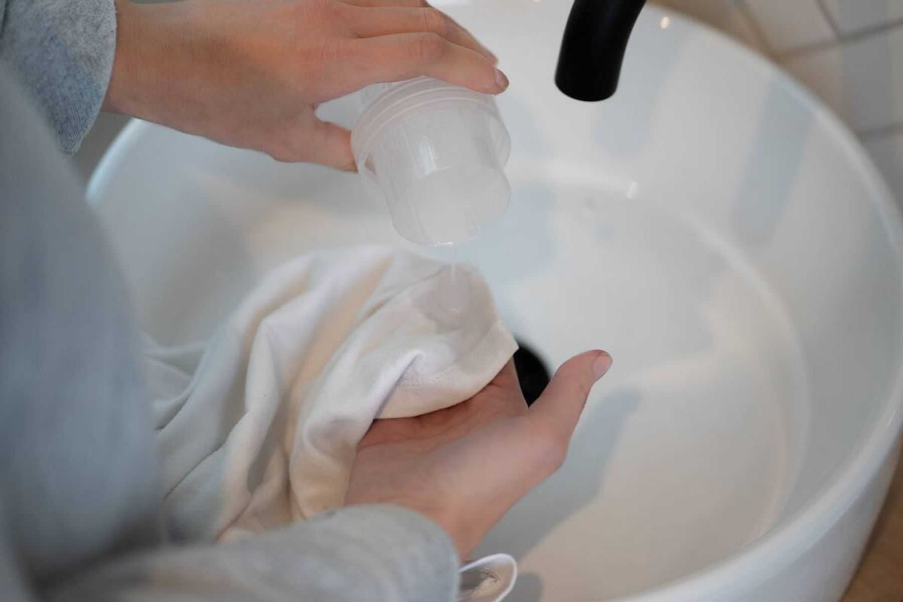 Чем и как отстирать тональный крем с одежды в домашних условиях: сборник методов