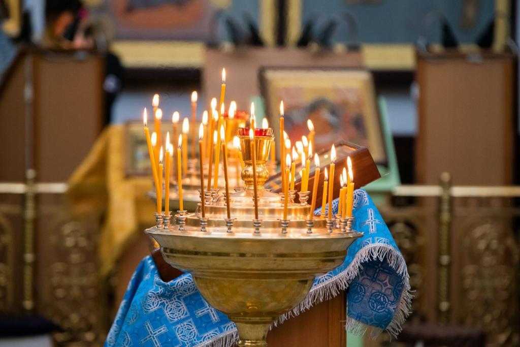 Почему, зачем, каким иконам и как ставить свечи за здравие в церкви
