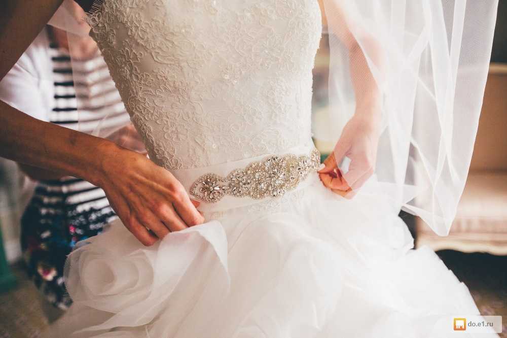 Можно ли продавать свадебное платье: приметы и обычаи