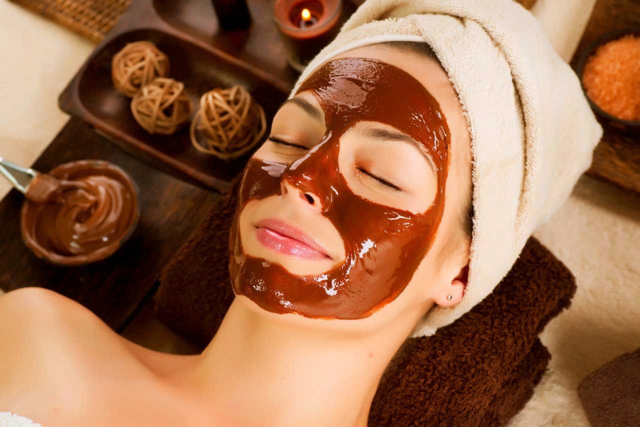 Шоколадная маска для лица – это сочетание сладкого аромата и высокой эффективности Возможно ли приготовление в домашних условиях такой маски В чем вред и польза горького шоколада, какие отзывы об этой маске