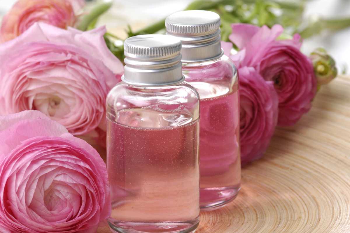 Розовая вода для лица и её свойства – как использовать состав