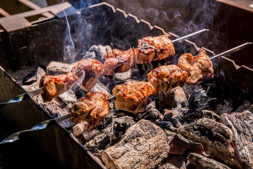 Как вкусно пожарить мясо на гриле на углях — секреты приготовления
