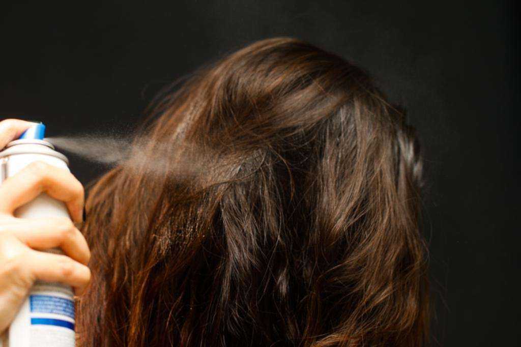 Как уложить волосы лаком: раскрываем секреты идеальной причёски
