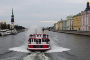 Теплоходная экскурсия по рекам и каналам Санкт-Петербурга: город, который особенно красив с воды