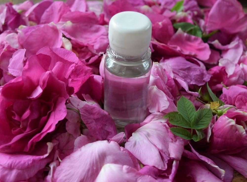 Розовая вода – это популярный косметологический продукт Что это такое и для чего используется гидролат розы В статье вы найдете правила и способы применения розовой воды для лица, тела и волос