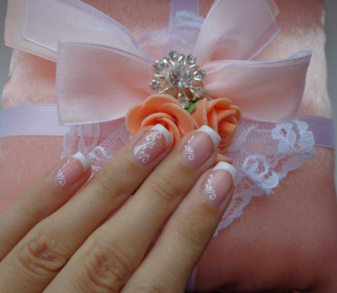 Свадебный маникюр 2022 - модные тенденции с фото: для невесты, на короткие ногти, на длинные, дизайн