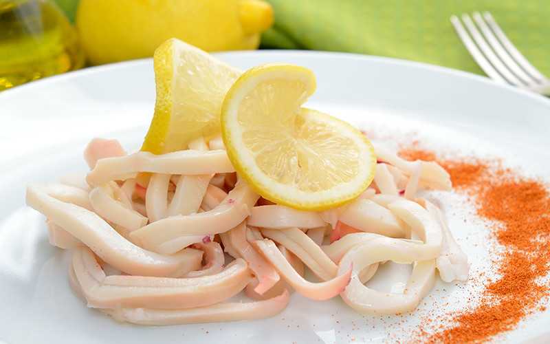Салат из консервированного кальмара - полезный деликатес на вашем столе: рецепт с фото и видео