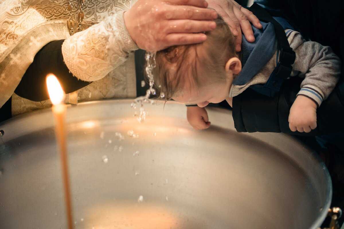 Тексты молитв при крещении ребенка для крестных, как правильно читать