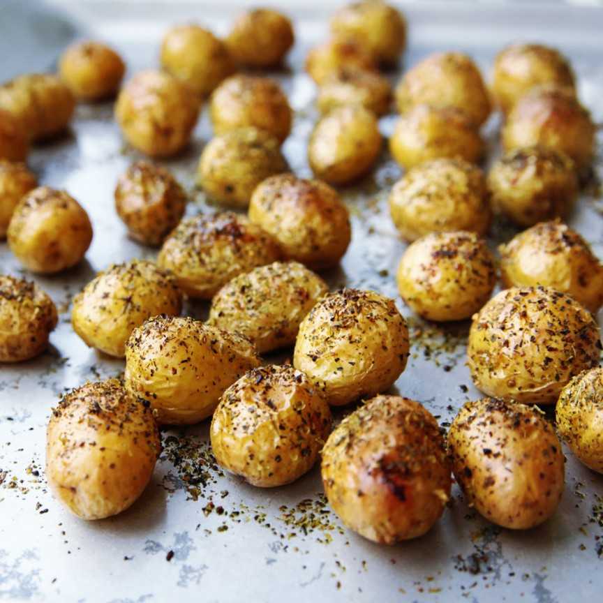 Печёная картошка рецепт. печёная картошка в фольге, в золе, в духовке, в мультиварке, на костре. печеный картофель: в фольге, духовке, микроволновке, на углях, в золе