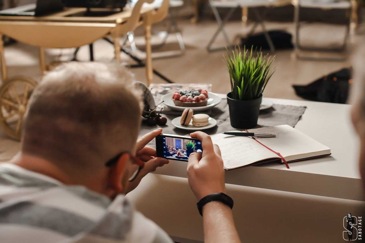 Как снимать портреты на телефон: 10 лайфхаков для мобильного фотографа
