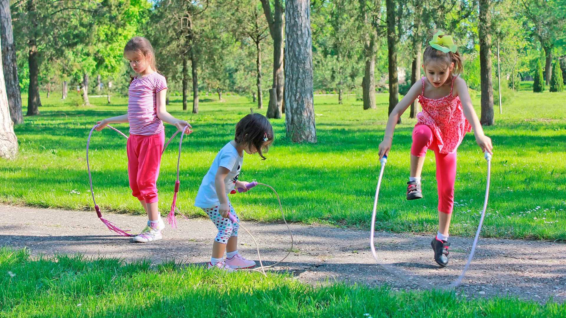Как научить ребенка прыгать на скакалке: видео, упражнения и игры со скакалкой