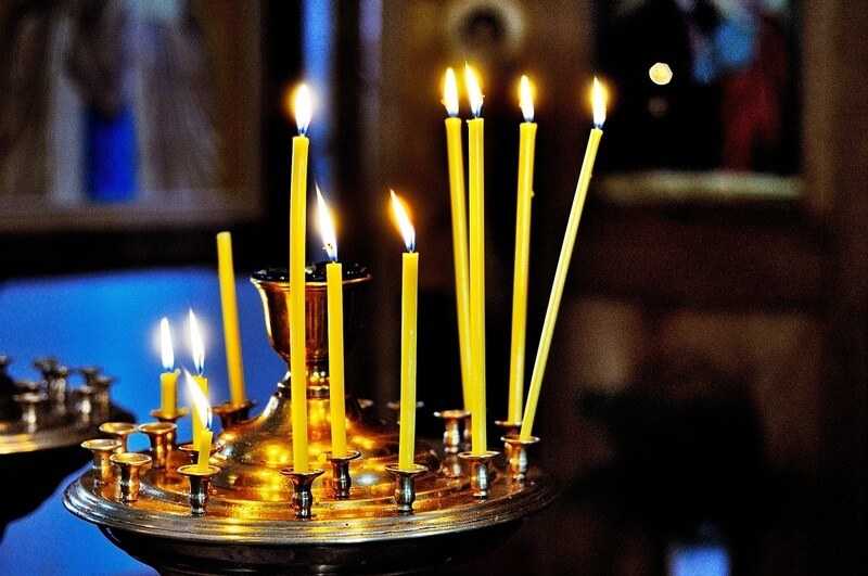 Как ставить свечи в церкви, кому и сколько?