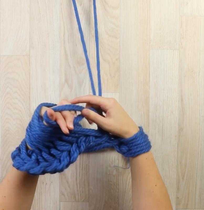 Вязание пальцами для начинающих без спиц из пряжи с петельками. плед, шарф, коврик, капюшон, снуд. видео, фото