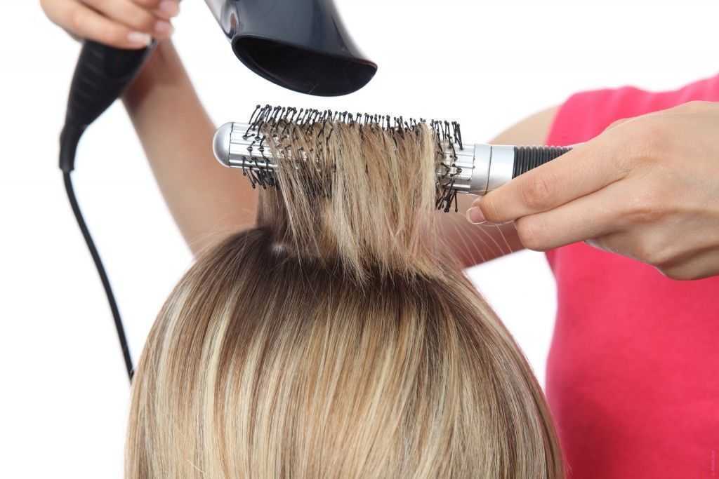 Как уложить волосы без фена и утюжка: советы для локонов любой длины