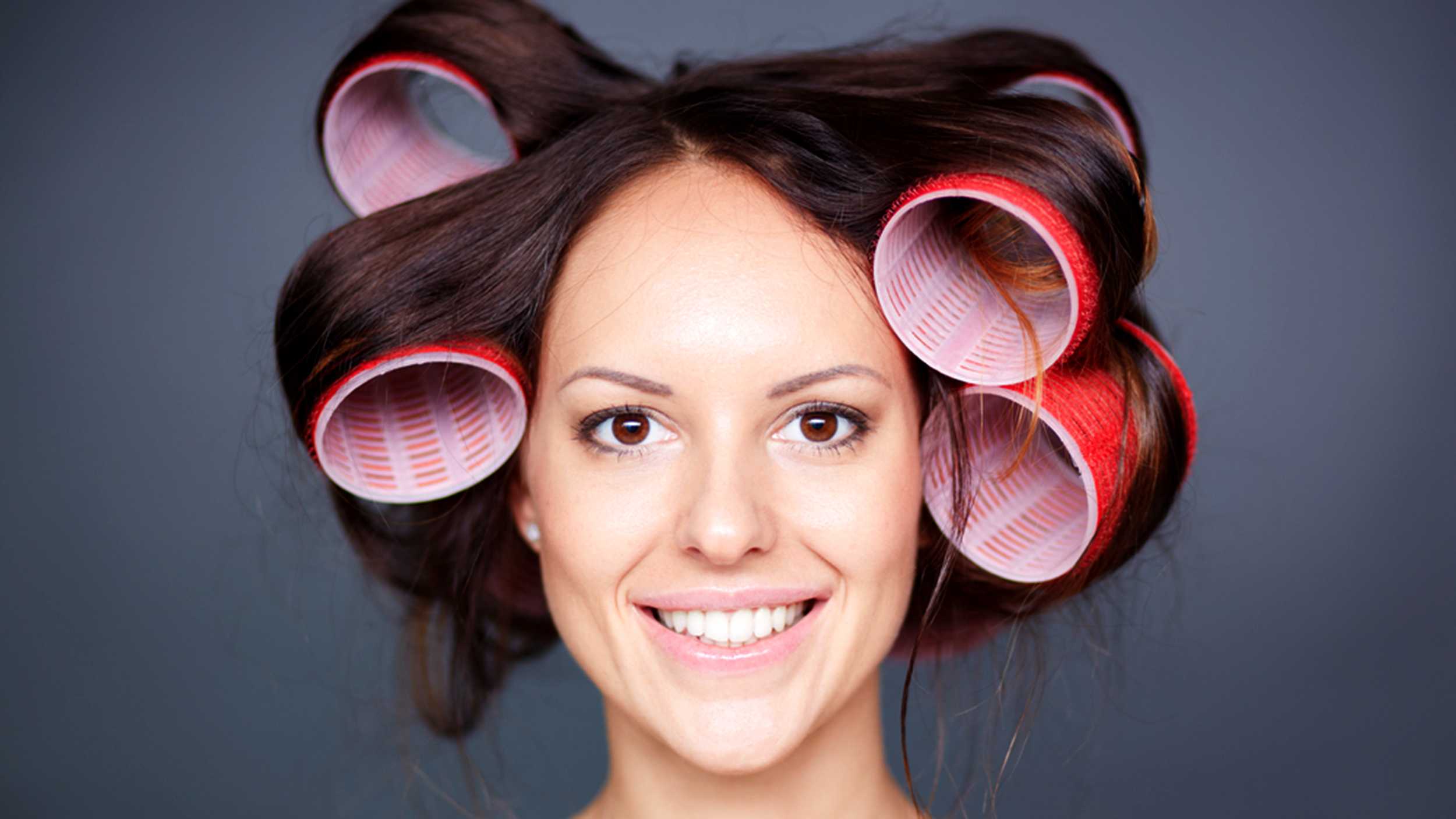 Использование бигуди для объема волос у корней – один из способов сделать шевелюру более пышной Как сделать прикорневой объем с помощью бигуди Какие отзывы о данном виде укладки, что чаще всего говорят дамы
