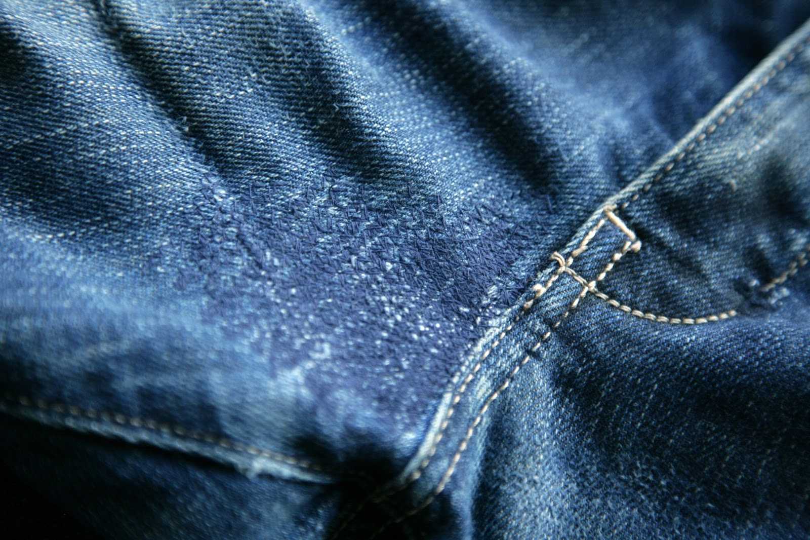 Как зашить джинсы между ног вручную. штуковка джинс на швейной машинке