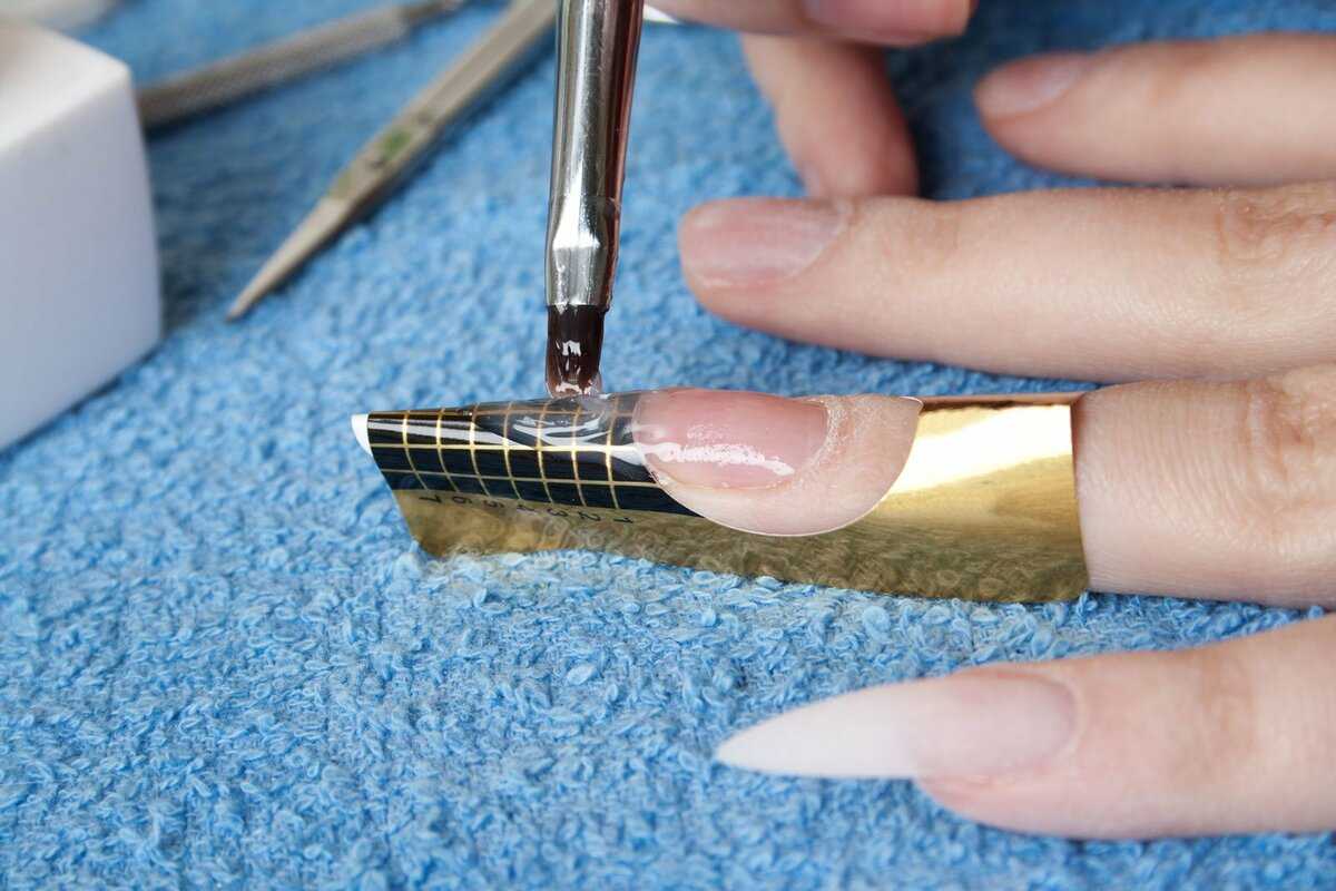 Наращивание ногтей гель-лаком – популярная тенденция Чем отличается нанесение лака на нарощенные ногти Как нарастить маникюр при помощи геля в домашних условиях