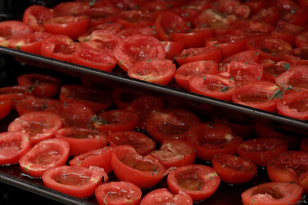 Как вялить помидоры в домашних условиях, в духовке, в сушилке. вяленые помидоры рецепт приготовления. вялим помидоры на зиму. как в домашних условиях приготовить вяленые помидоры