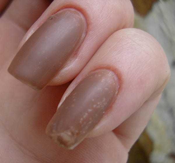 Почему пузырится лак на ногтях после высыхания?