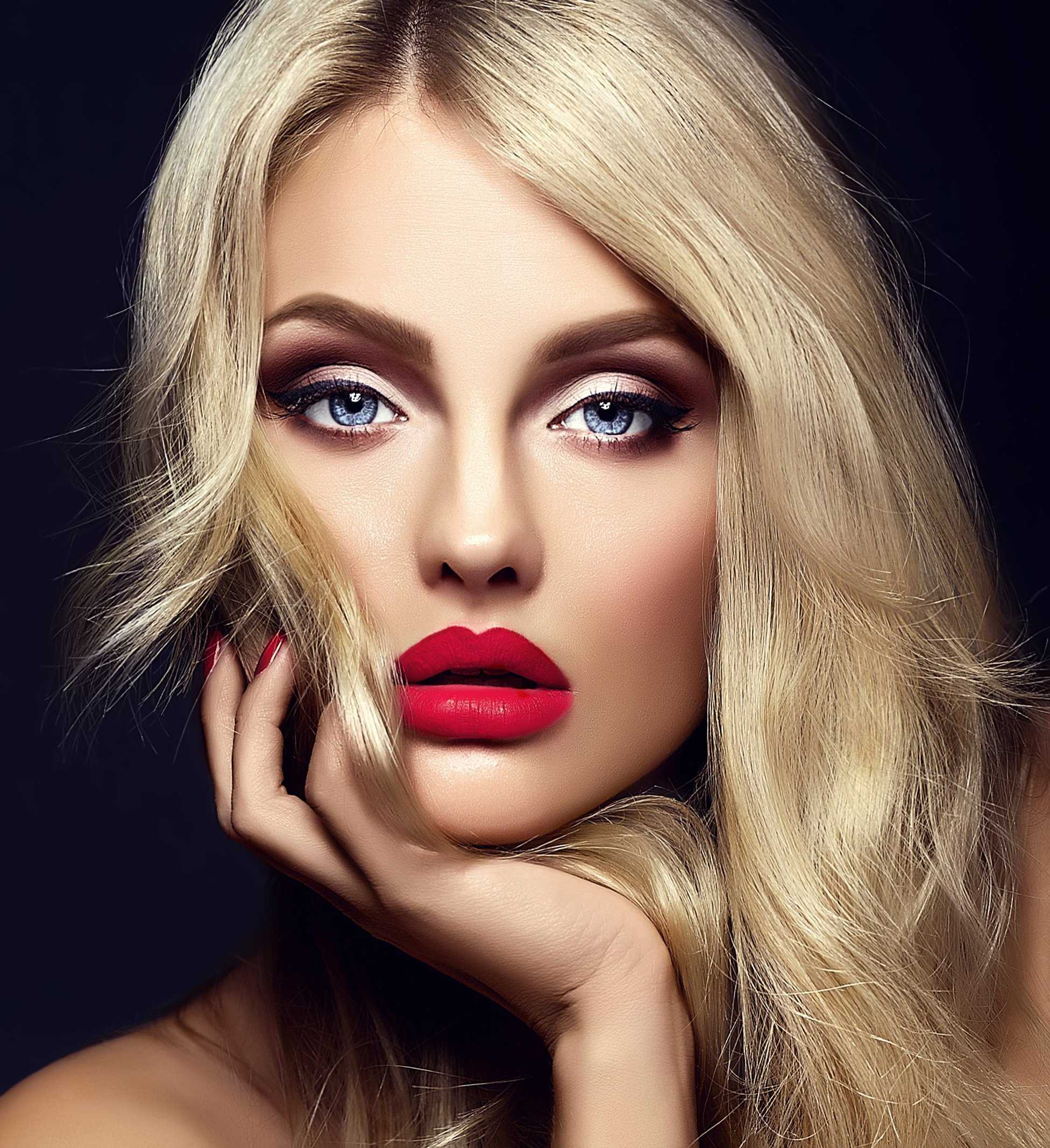 Помада для блондинок: выбор цвета и правила макияжа