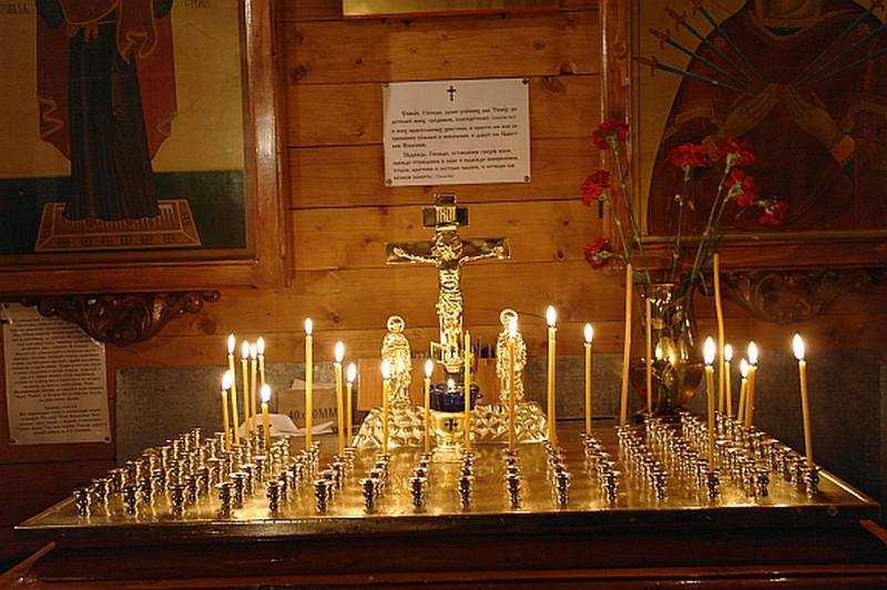 Как ставить свечи в церкви: за себя, родных, врагов