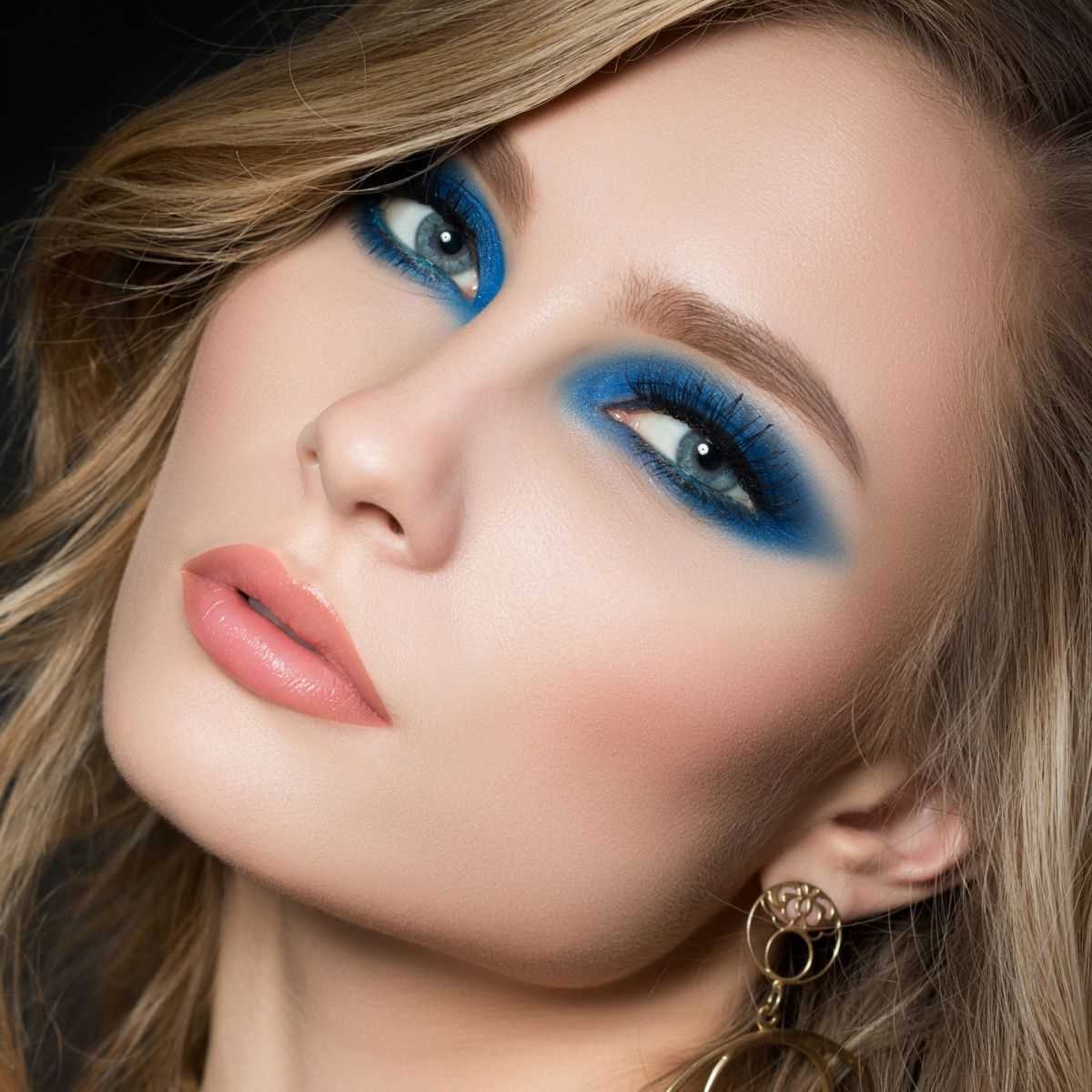 Макияж в голубых тонах считается классикой Всем ли подходит такой тип макияжа Что стоит учесть при его нанесении и какие популярные бренды производят косметику в синих тонах
