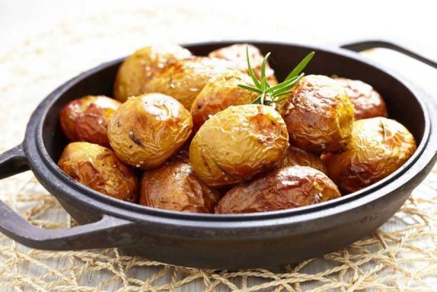 Картошка в фольге в духовке: рецепты с фото