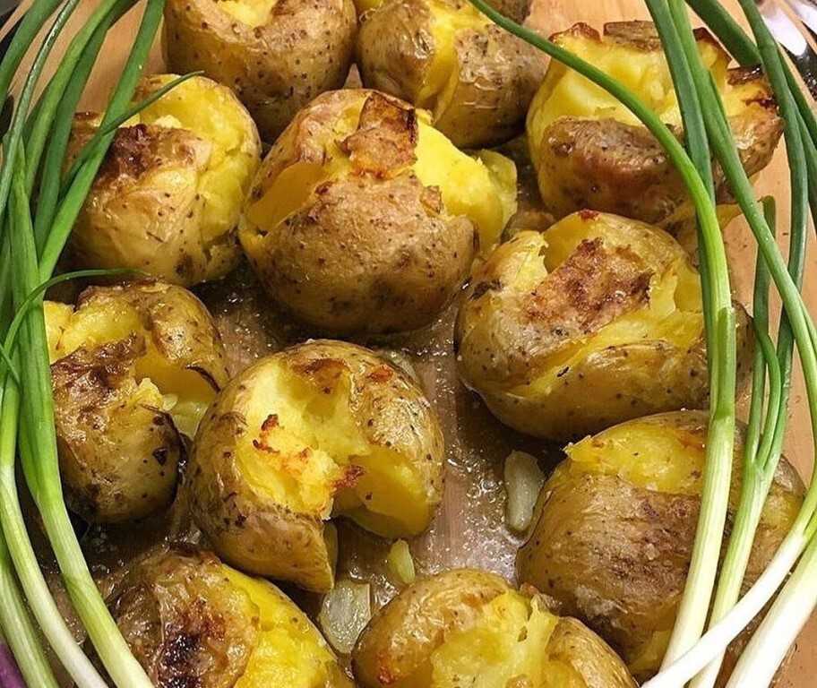 Картошка на мангале в фольге и без нее: 11 рецептов, советы